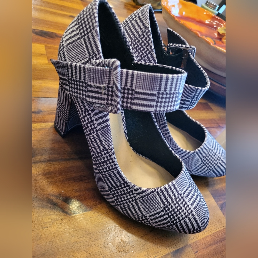 Size 8W plaid heels